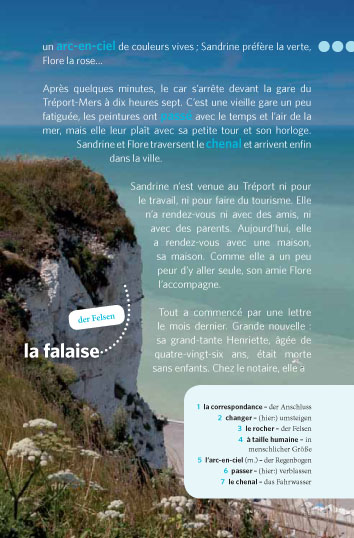 Eine Seite aus einem Französisch-Lehrbuch enthält eine Passage über eine Reise, ein Foto von einer Klippe am Meer und ein Vokabelkästchen mit Übersetzungen für französische und deutsche Wörter.